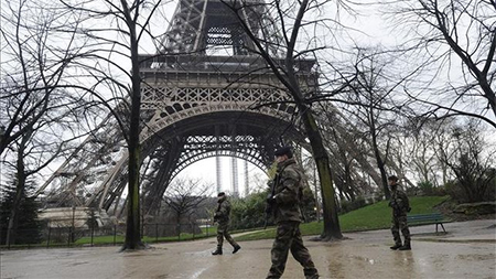 Francia arremete contra redes de reclutar terroristas